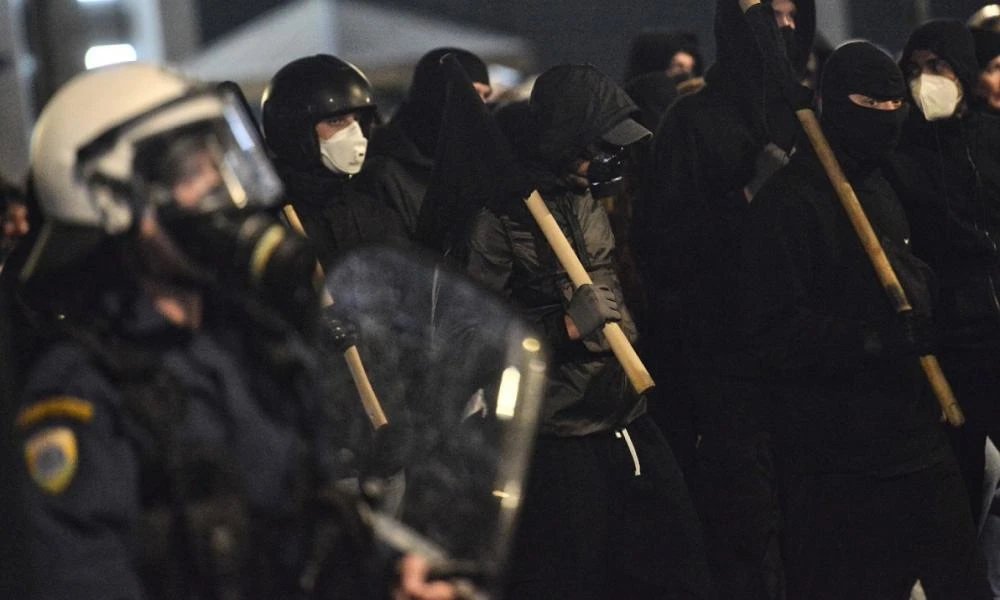 Επέτειος Γρηγορόπουλου: Επεισόδια στις πορείες σε Αθήνα και Θεσσαλονίκη - Φωτιές και μολότοφ